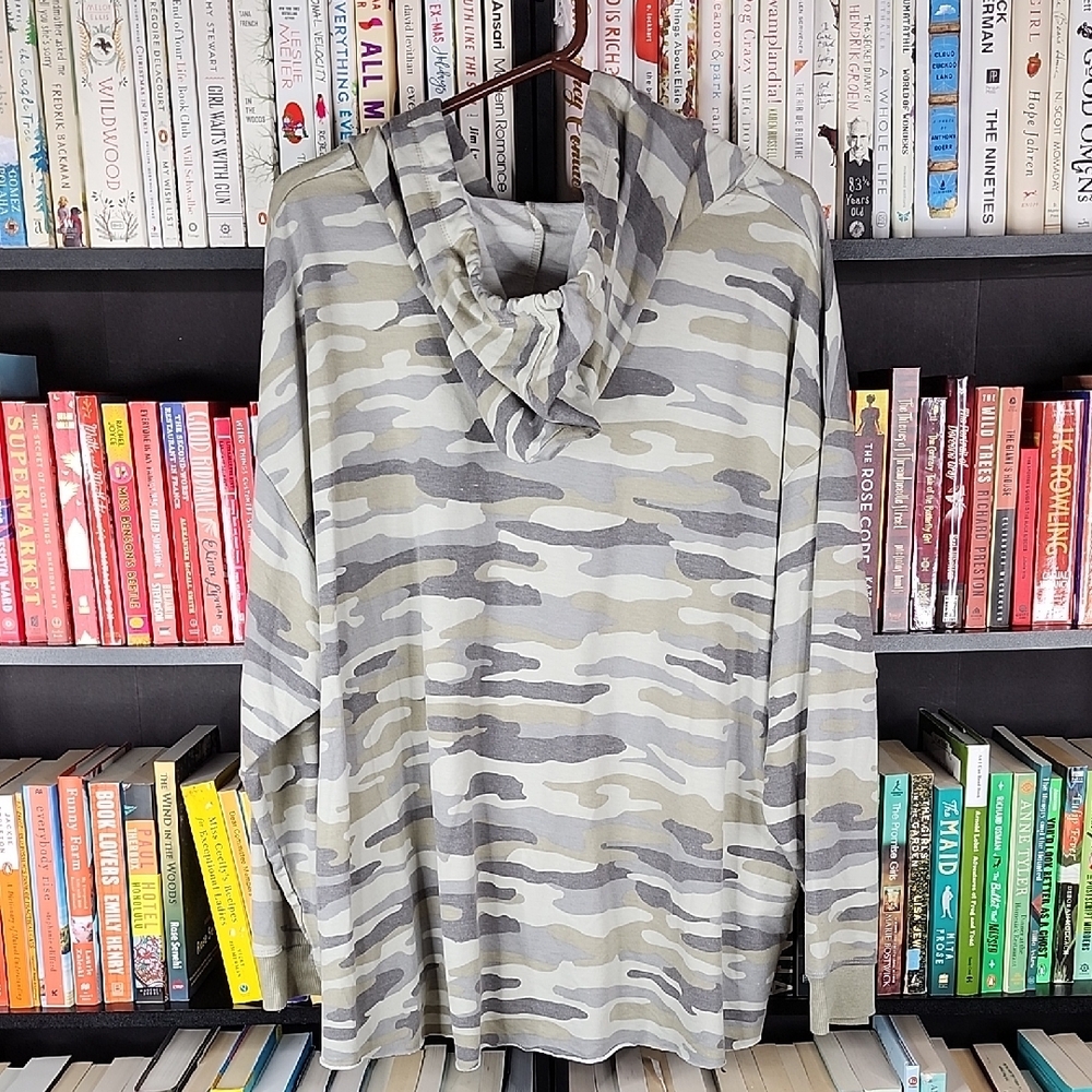 C&C California Gray and Cream Knit Top - Picture 4 of 4